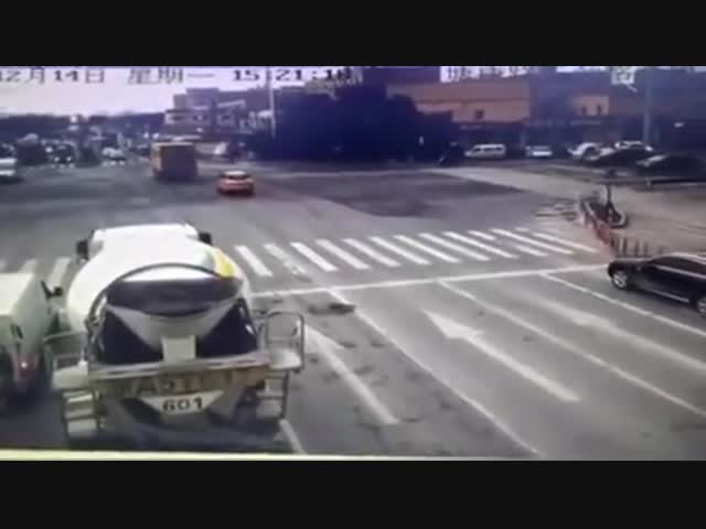 Вот что происходит, если не закрепить груз в кузове