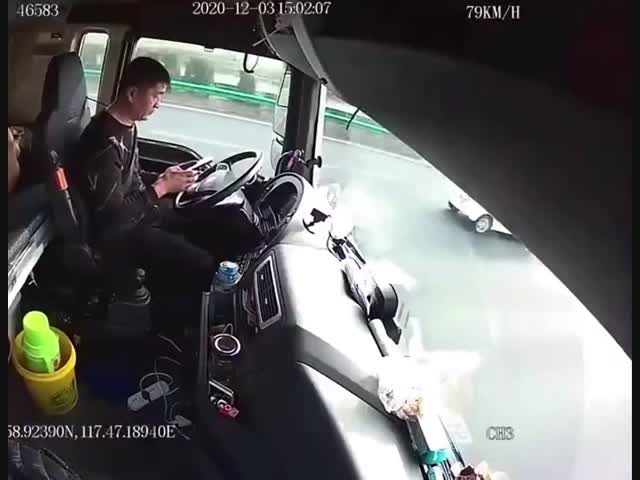 Вот поэтому и не стоит залипать в телефон, пока ты за рулём