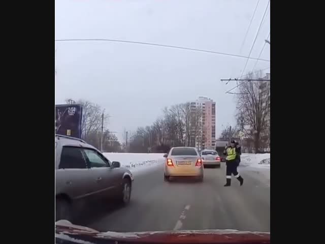 Полицейский помог пешеходу перейти дорогу