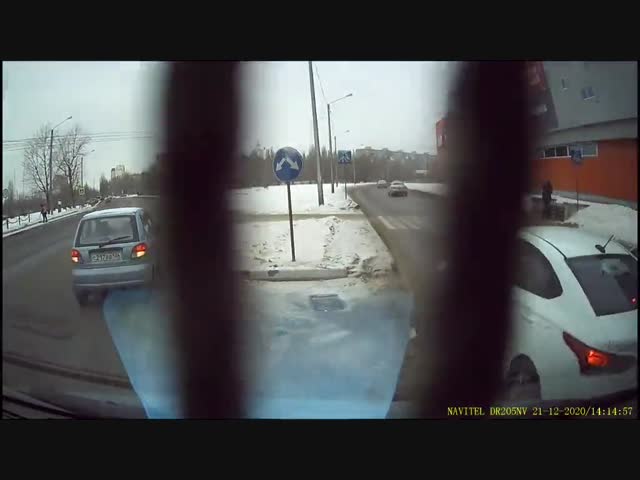 В Воронеже водитель грузовика решил наказать автомобилиста и протаранил «Хендэ»