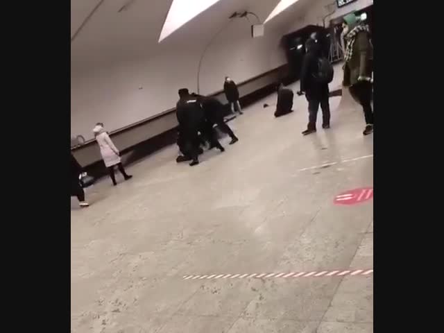 Москва, полицейские уже начинают отмечать Новый Год