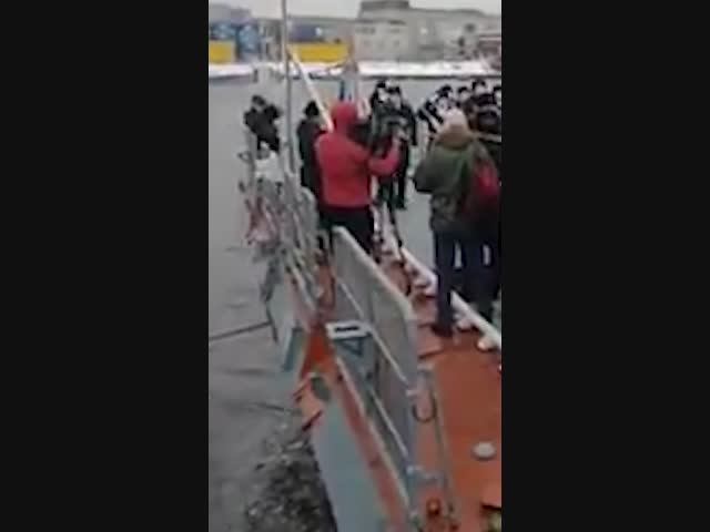 Сам упал, а камеру спас