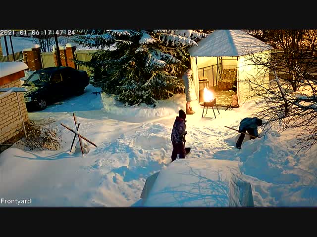 Шашлычки в снежном саду