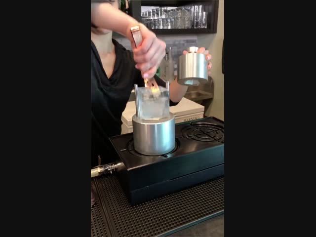Приготовление коктейля - это магия