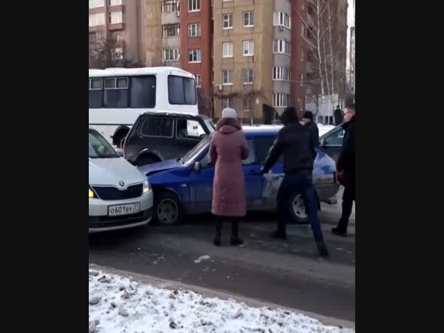 Виновник ДТП пытался скрыться,но был задержан неравнодушными гражданами