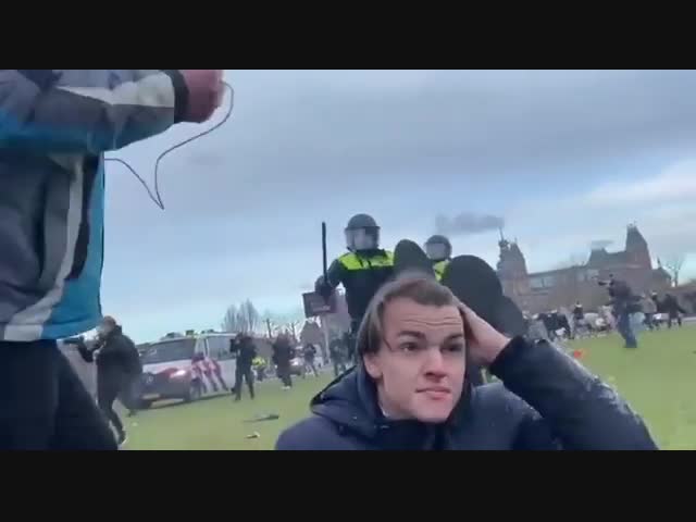 Полицейский в Нидерландах избил сидящего человека