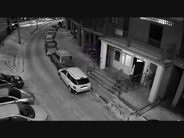 Избил девушку в подъезде