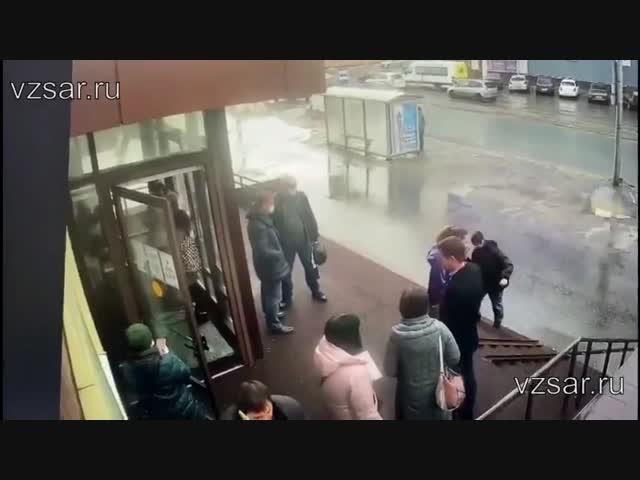 Драка возле саратовского МФЦ
