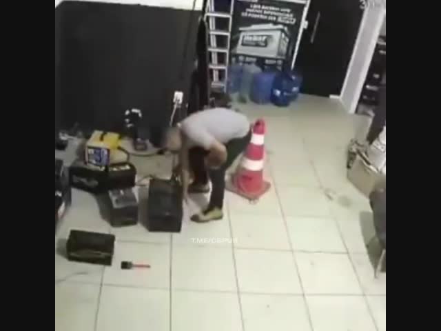 Взрыв аккумулятора