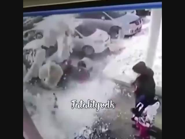 Снег с крыши упал на ребёнка в Находке