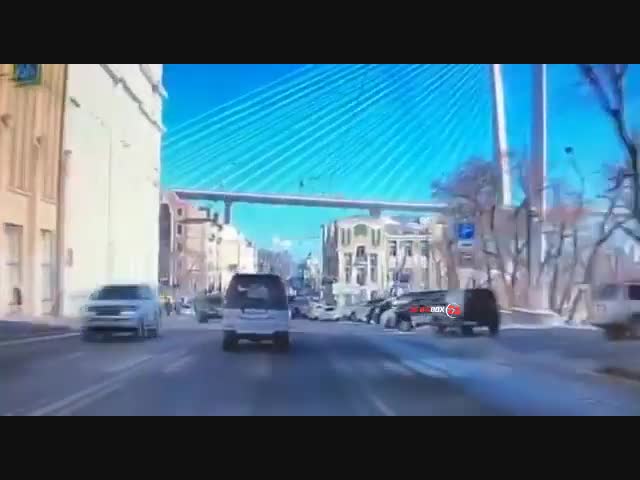 Беспечный пешеход кинулся под колеса автомобиля во Владивостоке