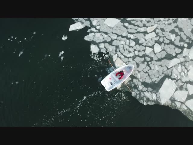 Житель Финляндии на вёслах отогнал огромную льдину от острова