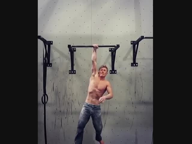 Невероятно здоровый мужик