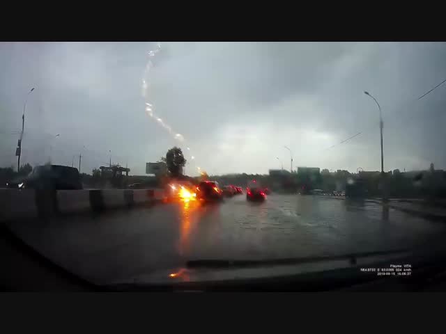Молния дважды ударила в одну машину
