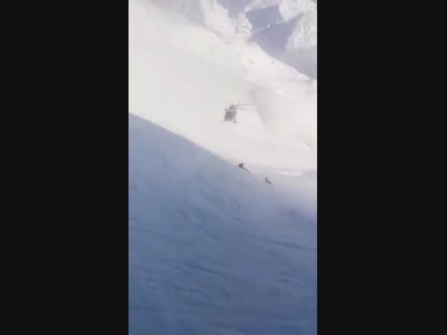 Французский пилот вертолёта спас раненого лыжника на высоте 2133 метров