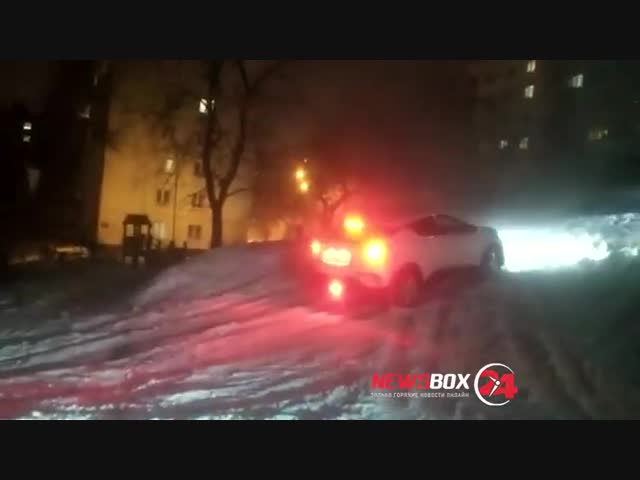 Чудеса на виражах: на Терешковой водители штурмуют обледенелый подъем