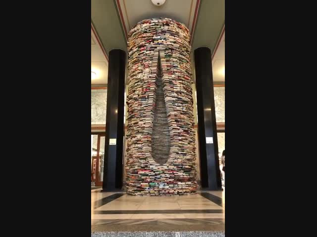 Скульптура из книг 