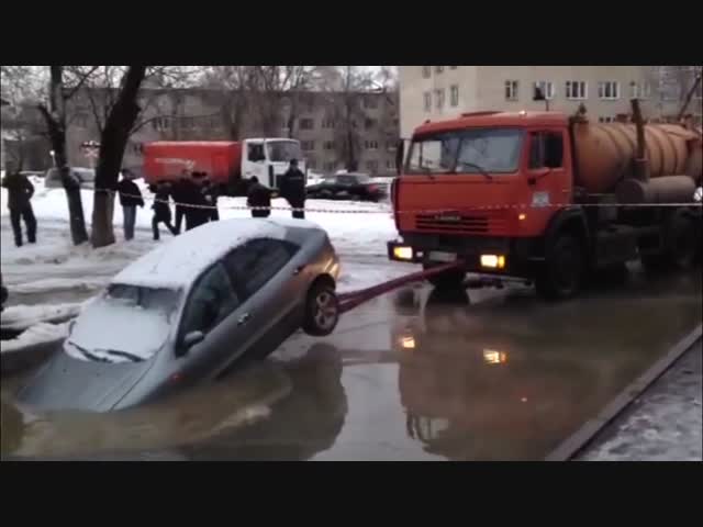 Коммунальщики разорвали машину, вытаскивая её из ямы (2)