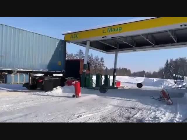В Якутии водитель фуры уничтожил заправку - ближайшая будет через 50 километров