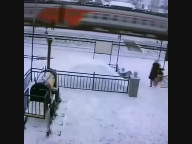 Тянка из Свердловской области не заметила приближающийся поезд