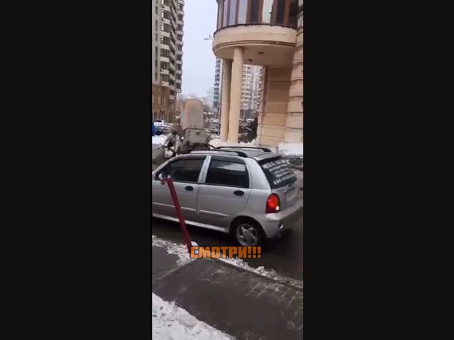 В Киеве молодому парню на строительной площадке оторвало ногу