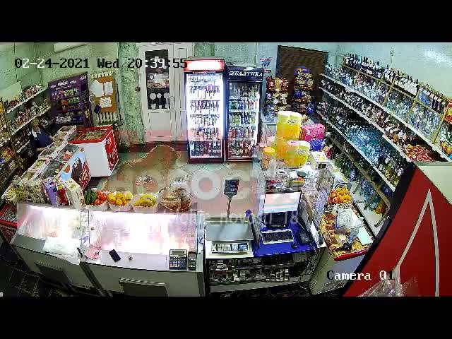 Продавщица не дала вооруженному мужчине ограбить магазин