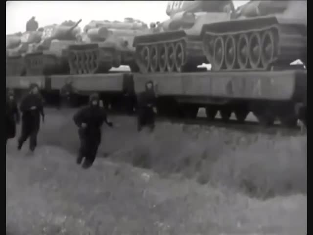 Лихие советские танкисты производят разгрузку боевой техники