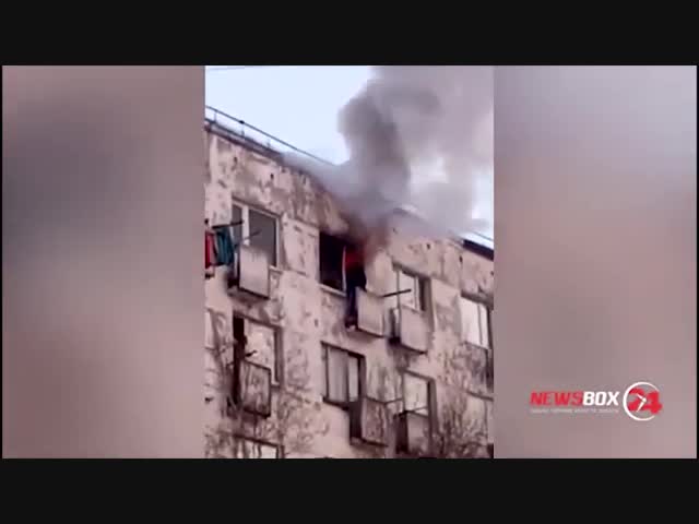 В Дальнегорске во время пожара спасатели долго не могли снять женщину с балкона