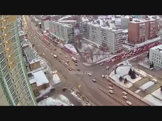 Пикап занесло на остановку в Красноярске