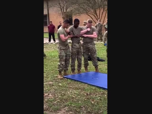 Испытание тейзера на новобранцах в армии США