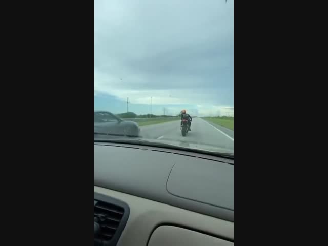 Порше 911 Турбо против мотоцикла