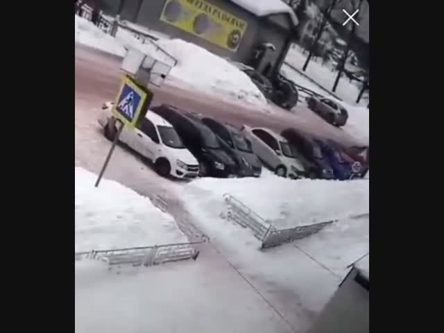 Жительницу пермской Юрлы завалило снегом