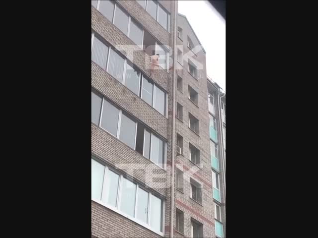 В Красноярске голый мужчина упал с шестого этажа