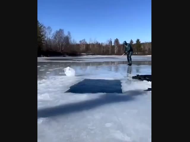 Опасные съёмки подо льдом