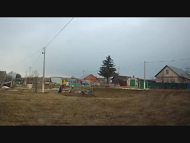 Пьяный лихач в Татарстане на полном ходу вылетел с дороги и снёс детскую площадку