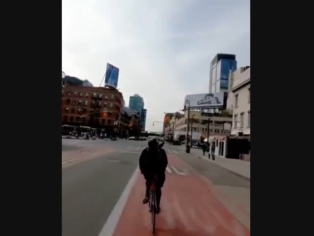 Велосипедист решил пересечь перекрёсток на красный свет
