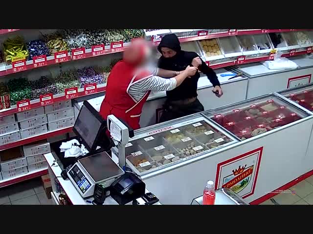 Продавщица до последнего сражалась с преступником (убавьте звук!!!)