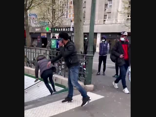 Коренной житель Парижа показал женщине, кто тут хозяин