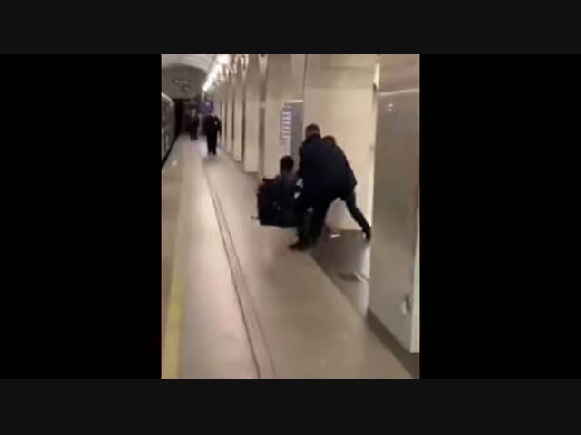 В метро изловили спайдермена