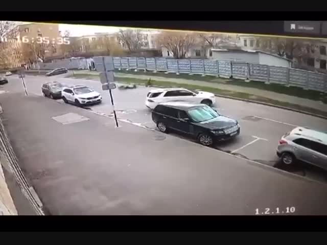 Момент ДТП с участием мотоцикла на юге Москвы.