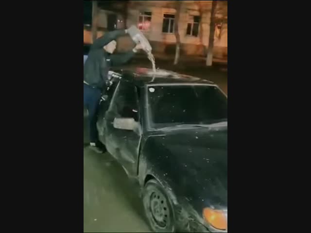 Украинец поджёг собственный автомобиль в знак протеста против...