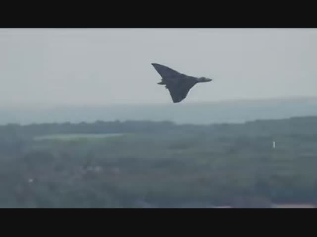 Avro Vulcan XH558 - британский стратегический бомбардировщик. Совершил первый полёт в 1952 году