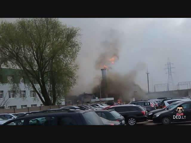 Во время пожара на деревообрабатывающем предприятии в Клайпеде произошёл взрыв
