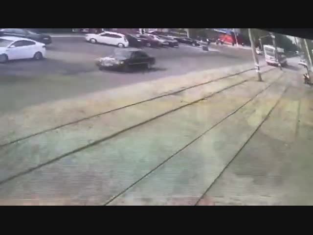 Трамвай против пешехода