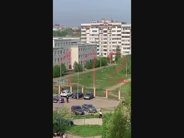 Дети прыгают из окон (другой ракурс)