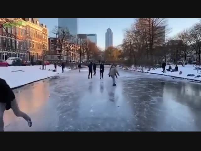 Провалились под лёд на канале в Амстердаме