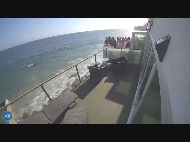 9 человек получили травмы после обрушения балкона на пляже в Малибу