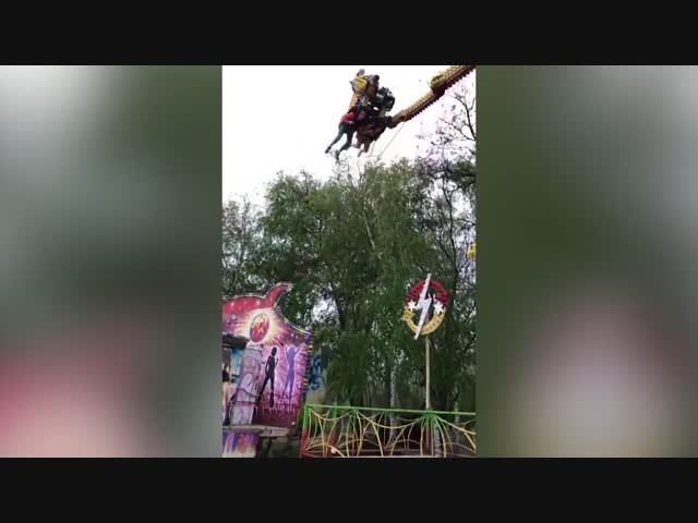 Украинка едва не лишилась ног, на скорости влетев в платформу аттракциона