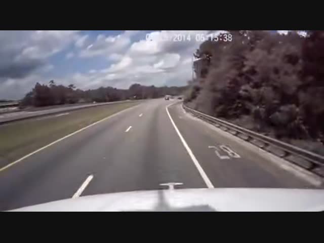 Водитель грузовика пощадил легковой автомобильчик