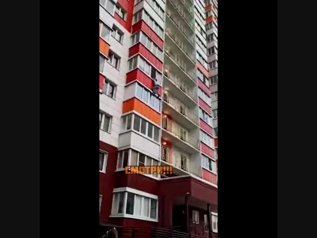 В Ростове-на -Дону в микрорайоне Суворовский неизвестный мужчина выпал из окна 